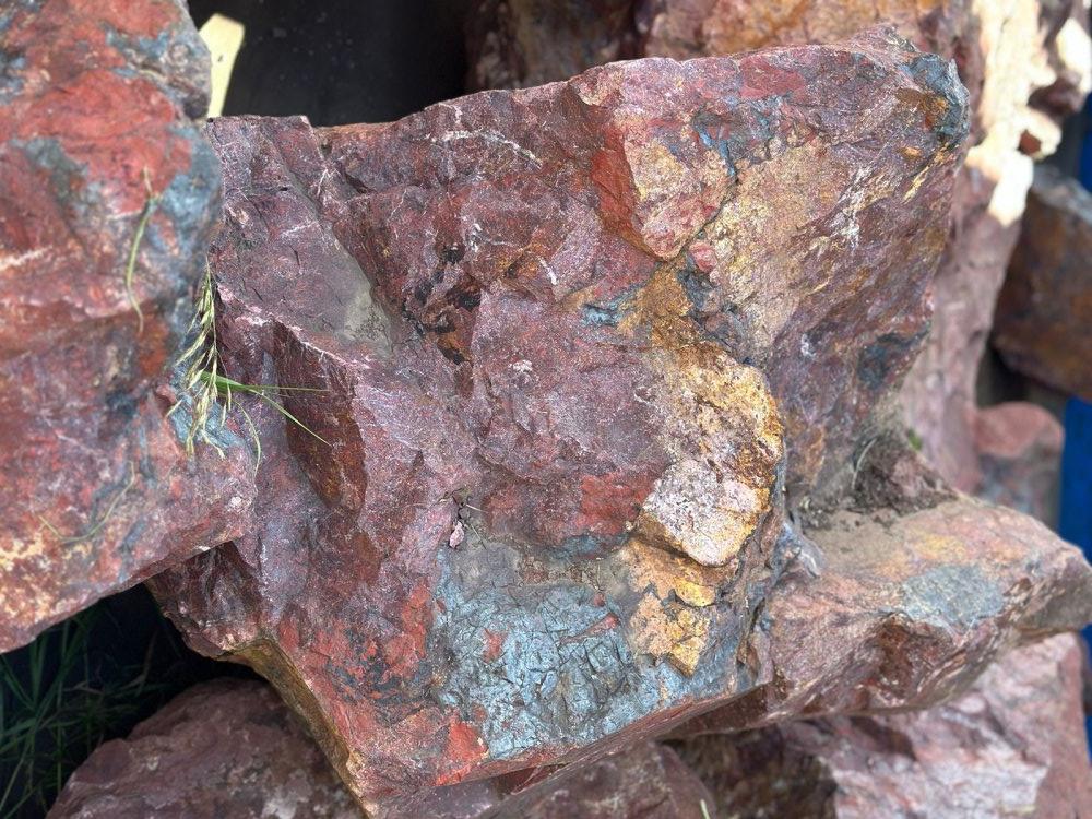 Камни для ландшафтного дизайна красно-фиолетовые 10-60 килограмм купить в Кировграде