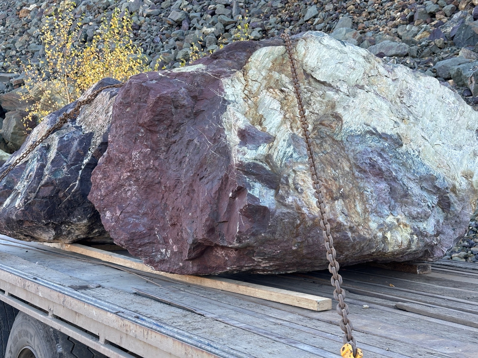 Огромные красно-фиолетовые валуны для ландшафтного дизайна весом более 5 тонн купить в Кировграде