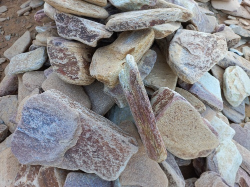 Златолит жёлтый, жёлто-зелёный глыбки и валуны для ланшафтного дизайна купить в Кировграде