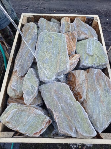 Златолит жёлтый, жёлто-зелёный глыбки и валуны для ланшафтного дизайна купить в Кировграде