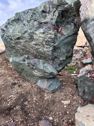 Гигантские зелёные валуны для ландшафтного дизайна весом более 5 тонн купить в Кировграде