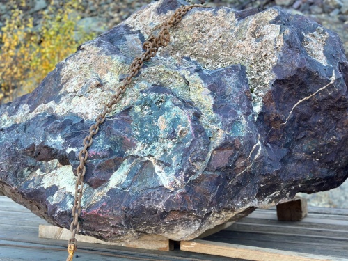 Огромные красно-фиолетовые валуны для ландшафтного дизайна весом более 5 тонн купить в Кировграде