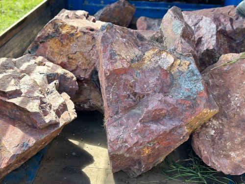 Ландшафтные глыбы красно-фиолетовые 200-1000 килограмм купить в Кировграде