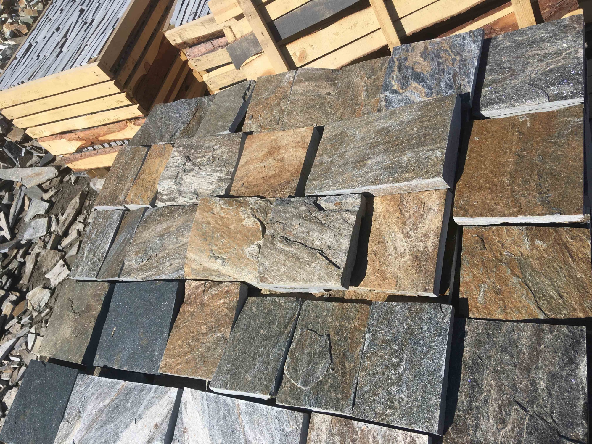 Плитка пилёная златолит Уральский для цоколя, отмостки купить в Кировграде