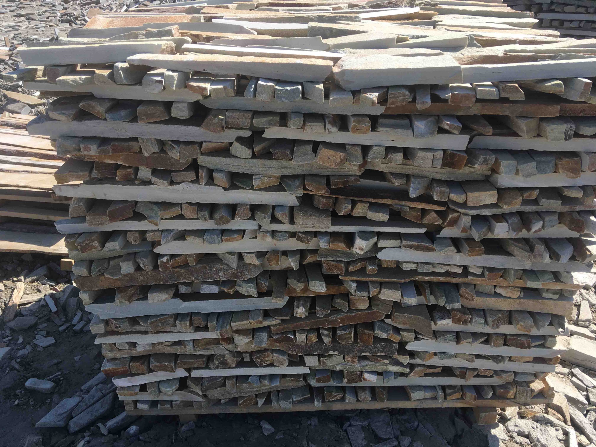 Горбушка златолит золотистый для облицовки купить в Кировграде