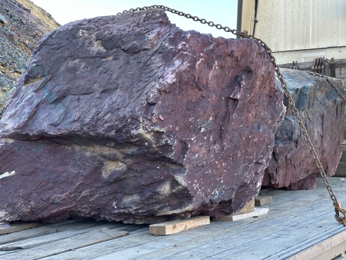 Огромные красно-фиолетовые валуны для ландшафтного дизайна весом более 5 тонн купить в Кировграде