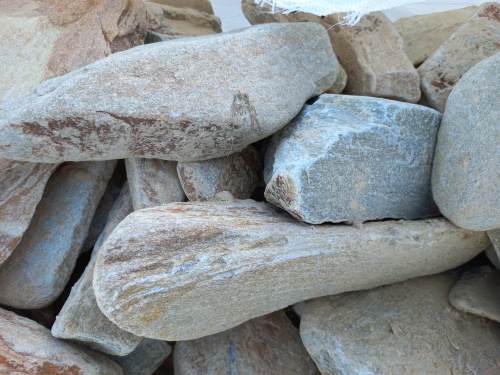 Златолит жёлтый, жёлто-зелёный глыбки и валуны для ланшафтного дизайна купить в Кировграде