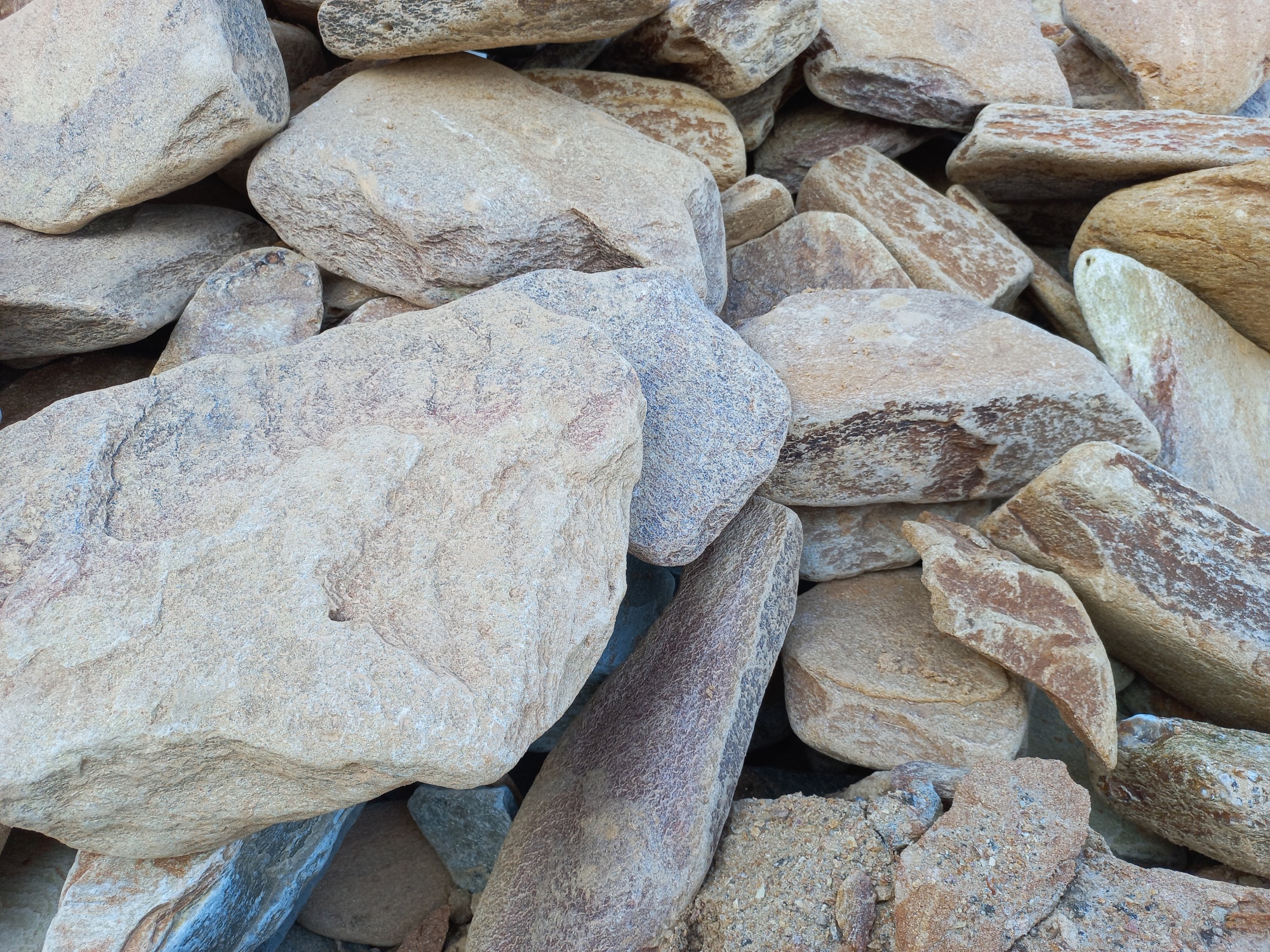 Златолит жёлтый, жёлто-зелёный глыбки и валуны для ланшафтного дизайна купить в Кировграде