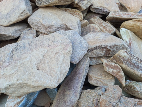 Златолит жёлтый, жёлто-зелёный глыбки и валуны для ланшафтного дизайна купить в Кировграде