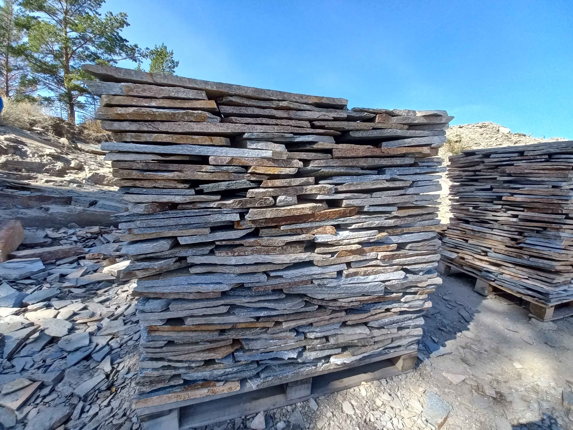 Плитняк златолит серебристый для фасада купить в Кировграде