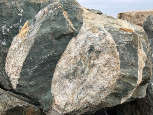 Гигантские зелёные валуны для ландшафтного дизайна весом более 5 тонн купить в Кировграде