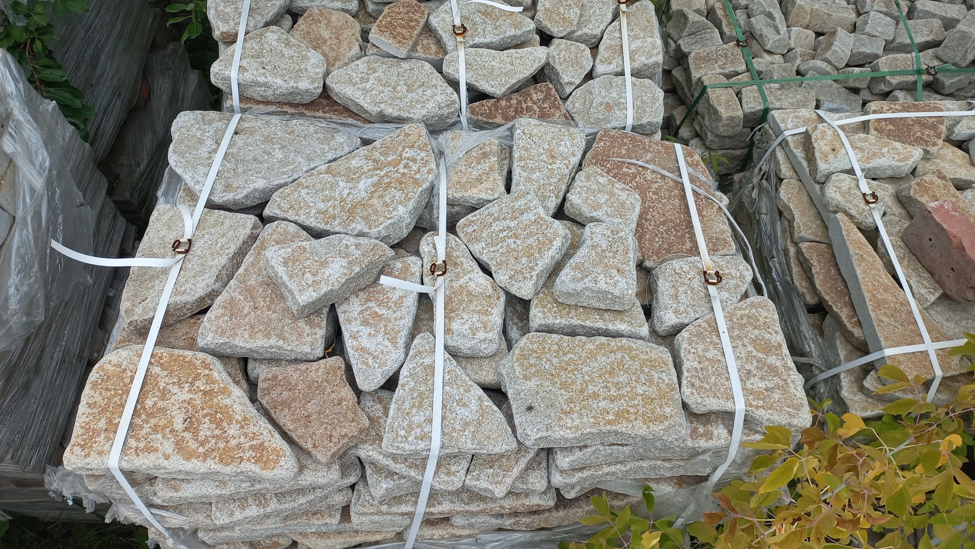 Плитняк галтованный гранитный для ландшафтного дизайна купить в Кировграде