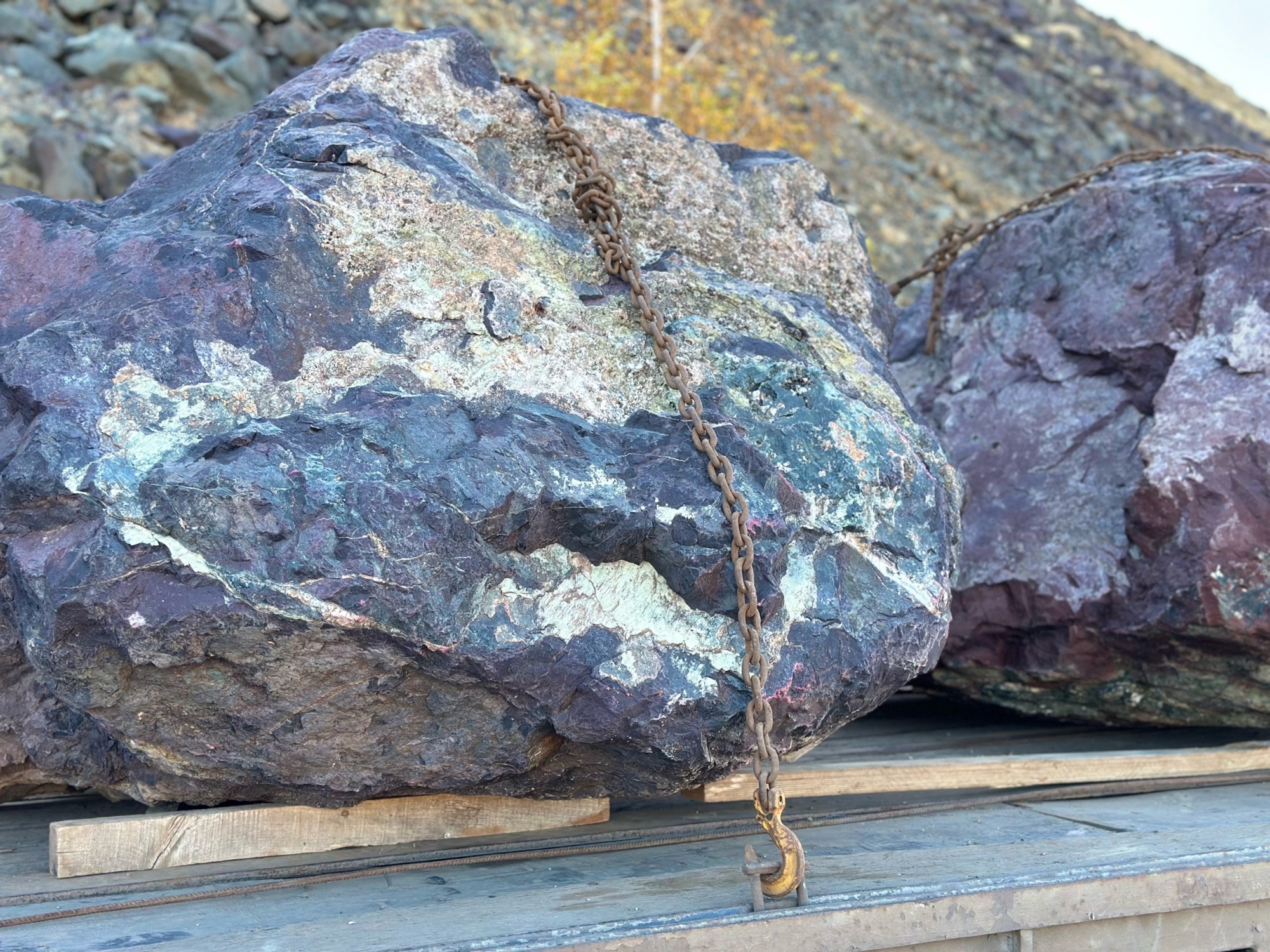 Огромные красно-фиолетовые валуны для ландшафтного дизайна весом более 5 тонн купить в Кировграде