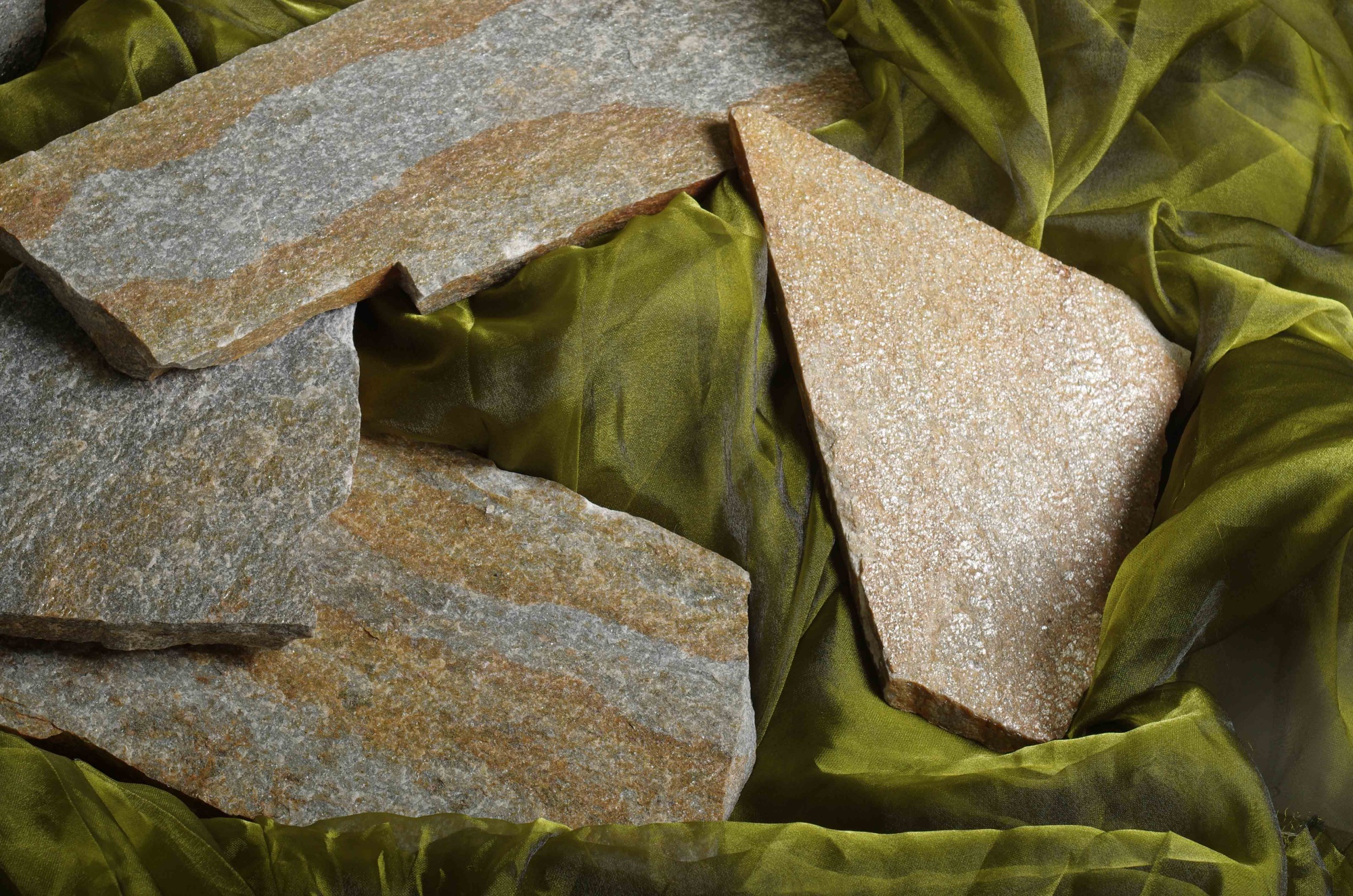 Плитняк златолит Уральский  для фасада купить в Кировграде