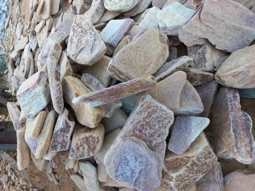 Златолит жёлтый, жёлто-зелёный глыбки и валуны для ланшафтного дизайна купить в Кировграде