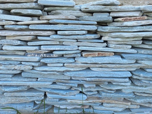 Плитняк златолит зелёный галтованный для цоколя купить в Кировграде